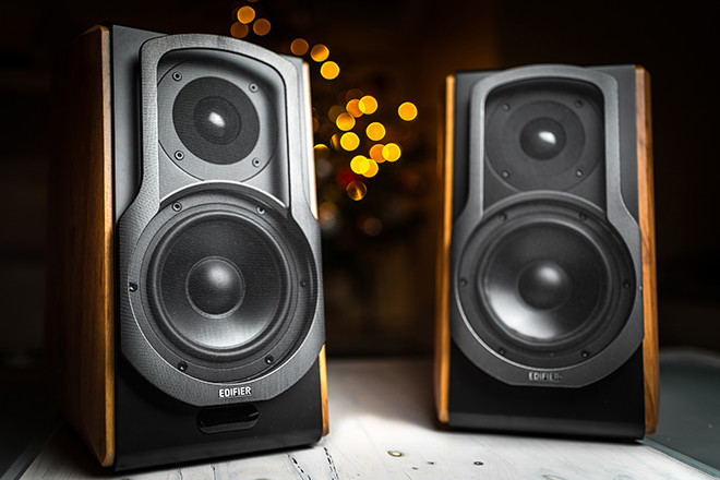 Connecting speakers