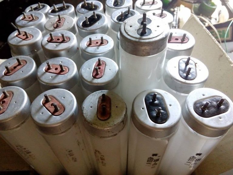 Installation of fluorescent tubes