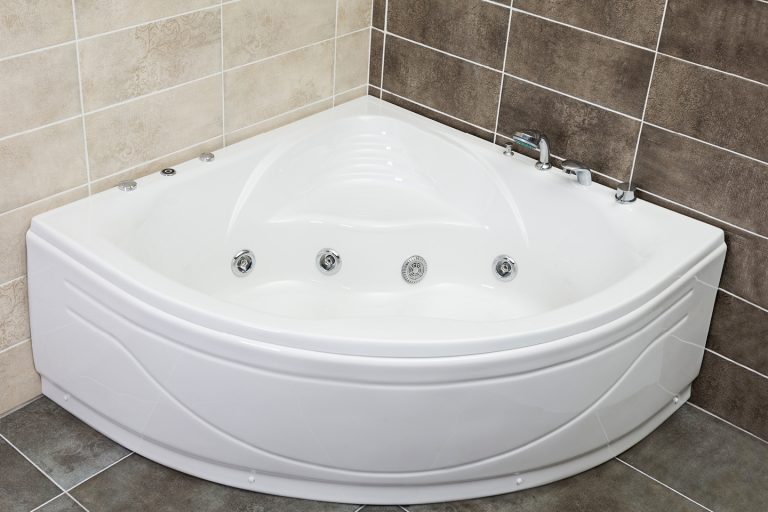 Installing a hydromassage tub